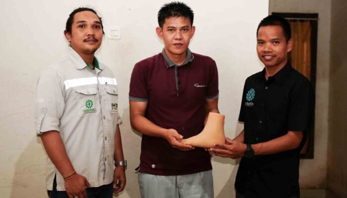 IMIP Bantu Karyawan Disabilitas dengan Kaki Palsu Baru