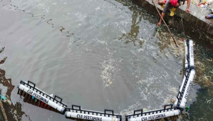 Trash Barrier Pertamina Kurangi Pencemaran di Pantai Lakessi Parepare