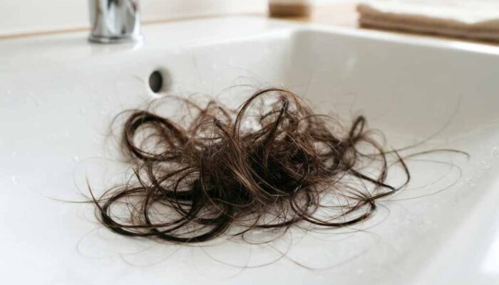 14 Tips Ampuh Mengatasi Rambut Rontok dari Luar dan Dalam