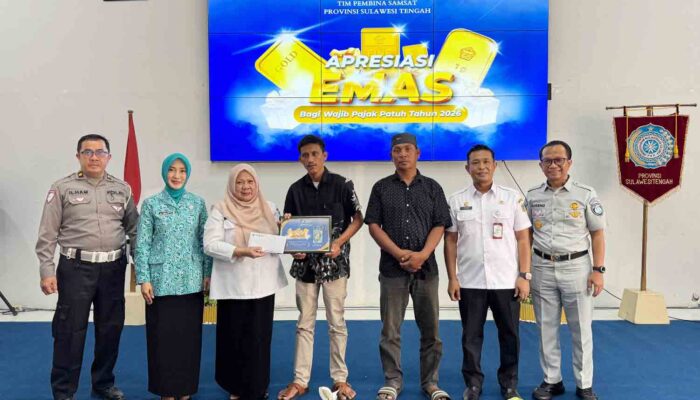 Apresiasi Warga Sulteng Taat Pajak, Jasa Raharja Serahkan Hadiah Emas