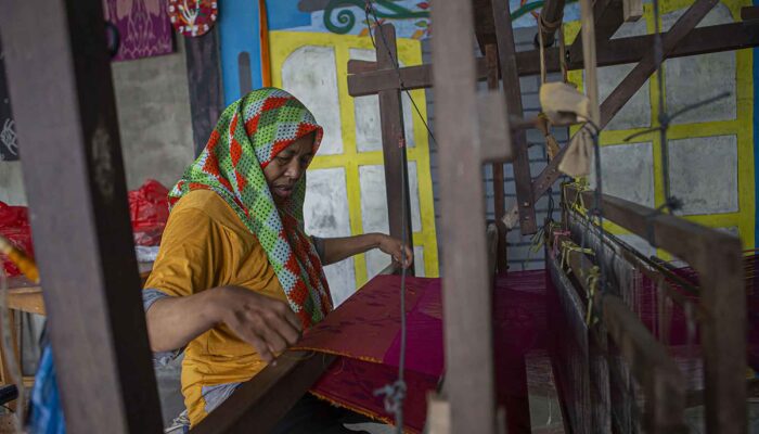 Kain Tenun Bomba, Warisan Budaya yang Memikat