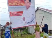 Aksi Emak-Emak Pasang Baliho Gunardi-Hamzah Viral di Media Sosial