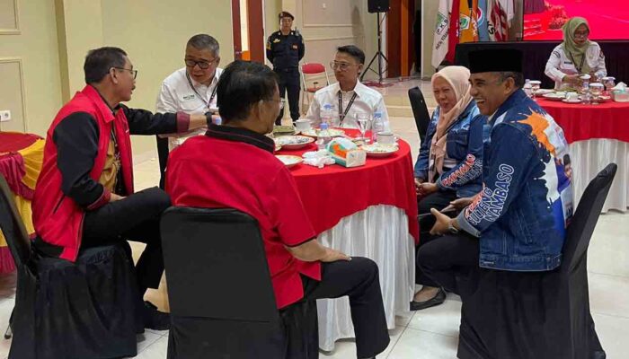 Anwar-Reny Tampil Kompak dengan Jaket Levi’s Biru di KPUD 