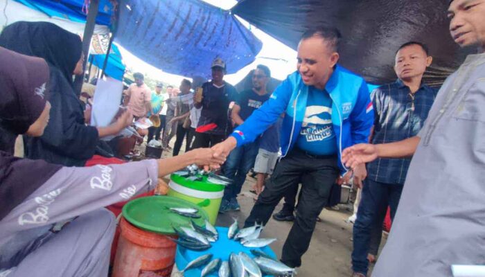 Anwar-Reny Promosikan Program BERANI Murah di Pasar Parigi Moutong