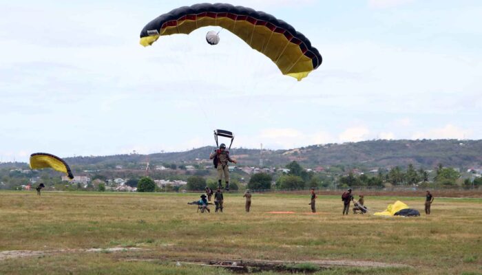 Latihan Terjun Payung untuk Tingkatkan Infiltrasi Udara dan Mencetak Atlet