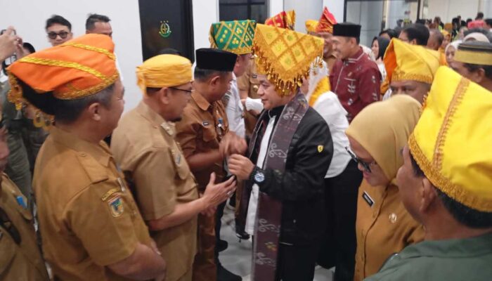 Tradisi Penghormatan Sambut Kedatangan Hadianto-Imelda di Palu