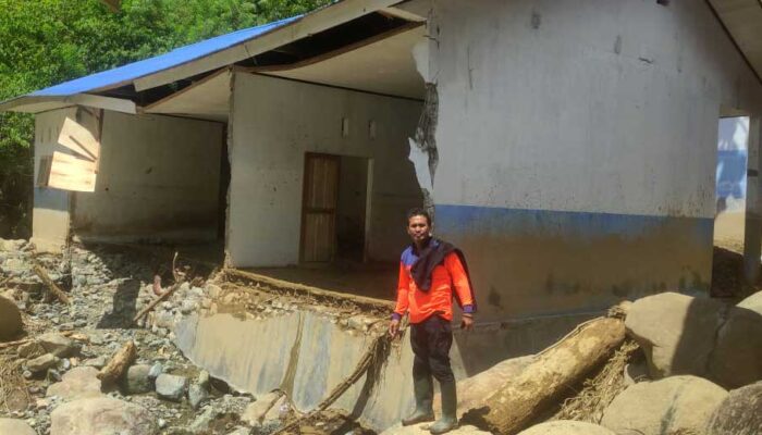 Dua Jembatan Putus dan Tujuh Rumah Hanyut di Pebounang