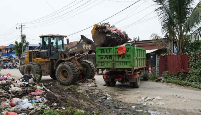 IMIP Bersihkan Sampah di Labota, Dukung Bahodopi Bersih 2030