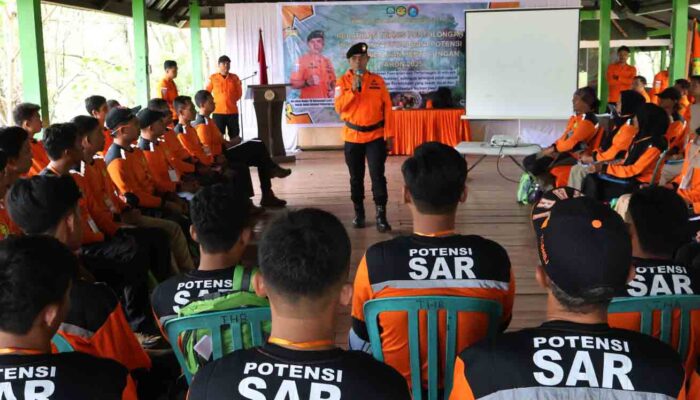 Basarnas Latih Relawan Hadapi Situasi Ekstrem di Alam Terbuka