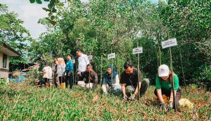 Pertamina dan Komunitas Tuli Tanam Harapan di Pantai Bitung