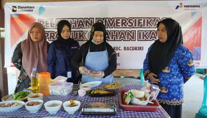 Pertamina Latih Perempuan Parepare Produksi Bandeng Presto Siap Jual