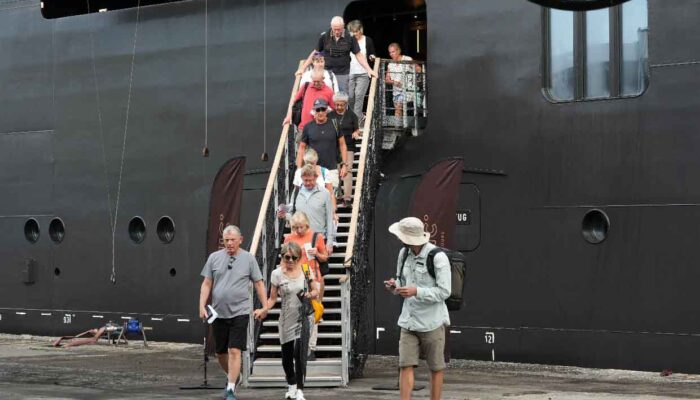 Sandar di Pelabuhan Makassar, MS Scenic Eclipse II Bawa 161 Wisatawan