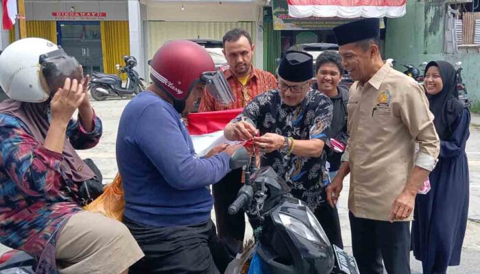Simbol Persatuan, FKUB dan MUI Bagi Bendera di Jalan