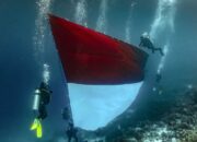 Bendera Merah Putih Raksasa Berkibar di Bawah Laut Wakatobi