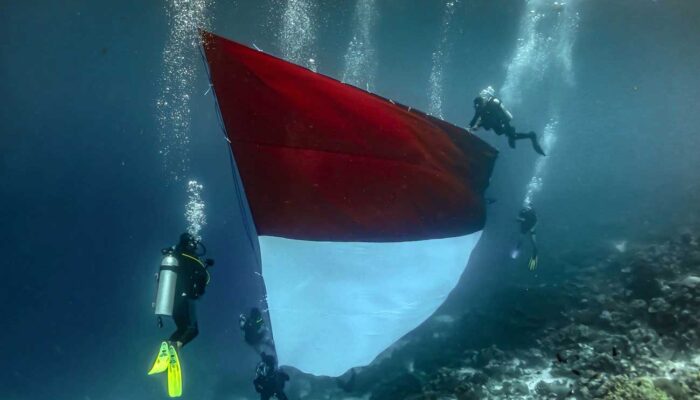 Bendera Merah Putih Raksasa Berkibar di Bawah Laut Wakatobi