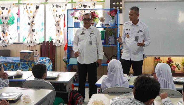 Imigrasi Palu Bagikan 650 Paket MBG di SD Alkhairaat