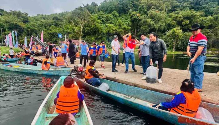 Pensiunan Pertamina Ikut Rawat Danau Tondano dengan Tebar Ikan