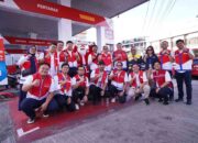 Santa Claus Berbagi Bingkisan Natal di SPBU Pertamina Manado