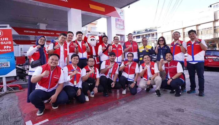 Santa Claus Berbagi Bingkisan Natal di SPBU Pertamina Manado