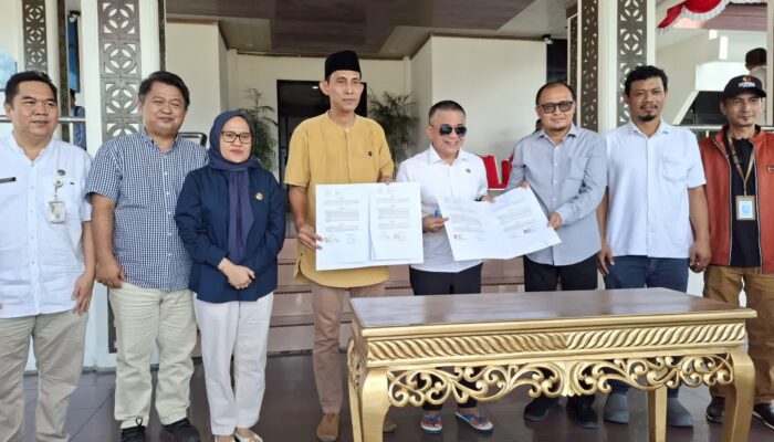 Pemkot Palu Perkuat Kinerja Bawaslu dan KPUD dengan Bantuan Mobil Operasional