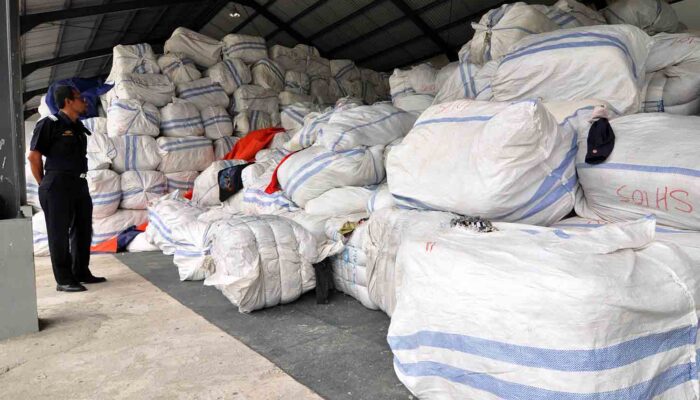 Tiga Tahun Kemendag Sita Puluhan Ribu Pakaian Bekas Ilegal