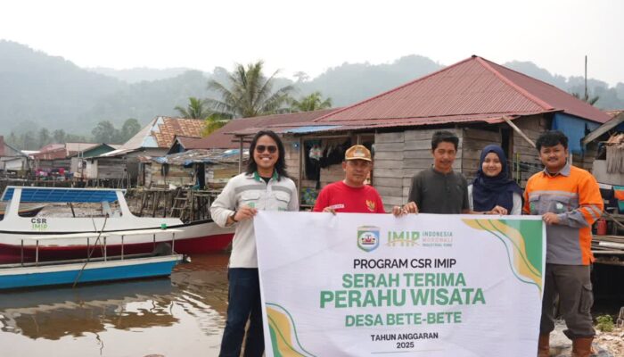 IMIP Perkuat Ekonomi Pesisir Lewat Bantuan Perahu Wisata di Desa Bete-Bete