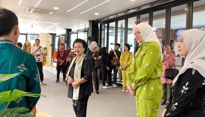 Dekranasda Palu Tampilkan Produk Lokal di Hadapan Ketua Umum IAD