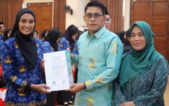 Bupati Parimo Serahkan SK PNS 100%, Minta Pegawai Junjung BerAKHLAK