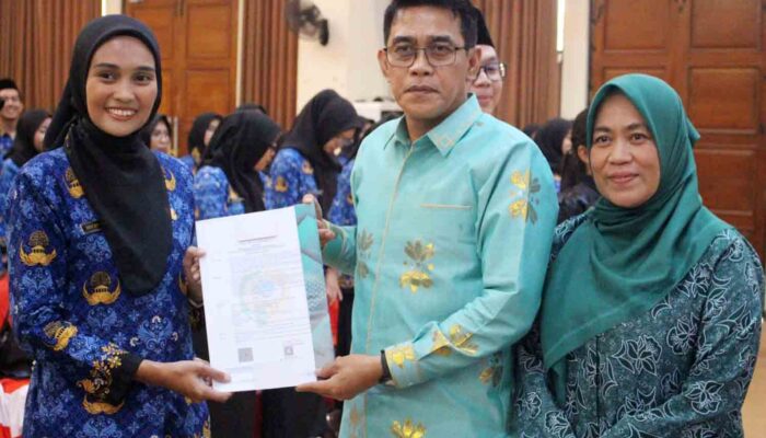 Bupati Parimo Serahkan SK PNS 100%, Minta Pegawai Junjung BerAKHLAK