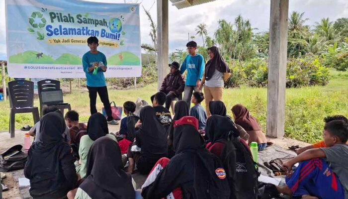 Murid SD Parigi Moutong Belajar Rawat Mangrove dan Pilih Sampah
