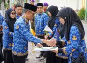 Serahkan SK Kenaikan Pangkat 35 ASN, Rektor UINDak Tegaskan Penguatan SDM