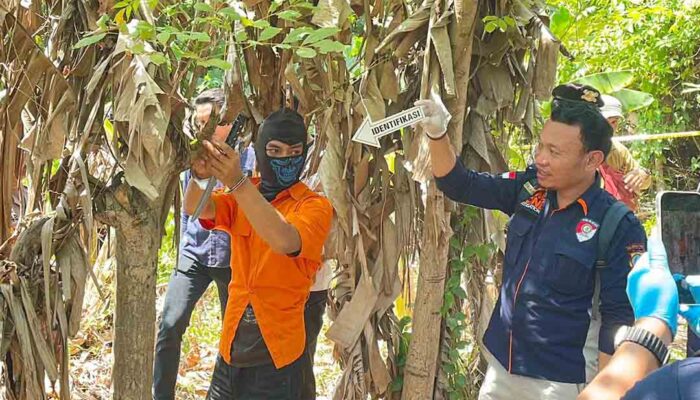 Terkuak Saat Pra-Rekonstruksi: AK Menerobos Pintu Belakang Rumah Lalu Habisi Satu Keluarga