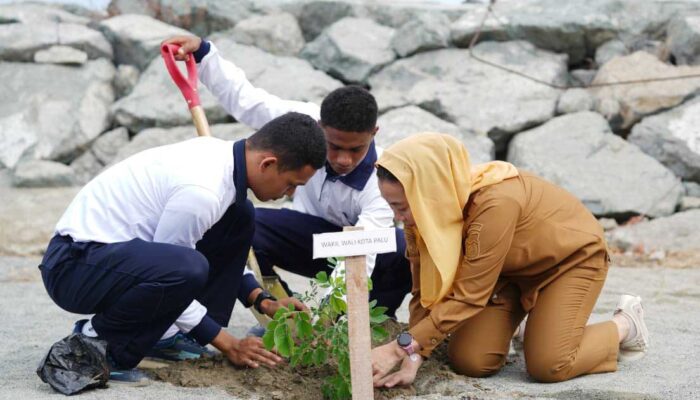 HUT ke-81 TNI AL, Pemkot Palu-TNI AL Hijaukan Pesisir Vatuvuri