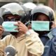 Tanggap Kabut Asap, PFI Palu Bagikan Masker Gratis Kepada Pengendara